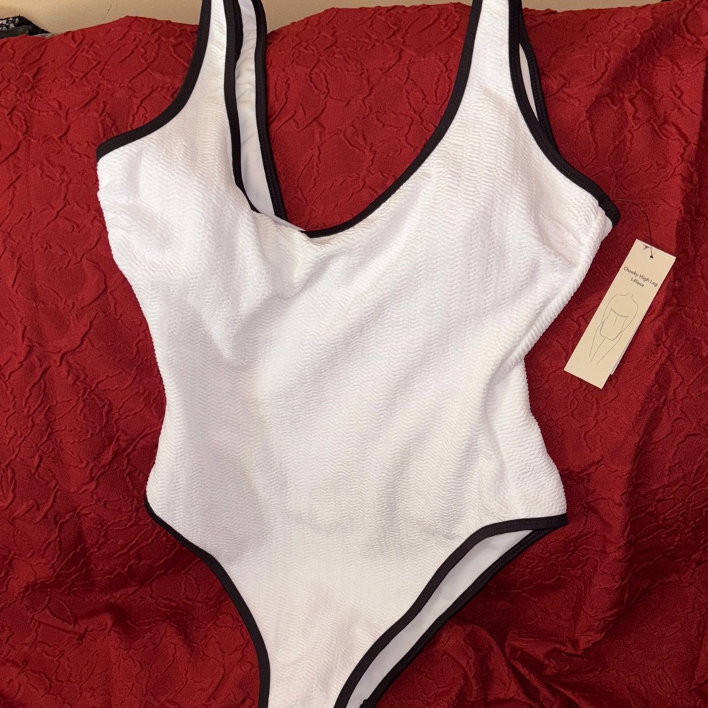 No Boundaries White and Black  One Piece‎ L NWT ⭐️